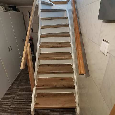 Kellertreppe nach der Renovierung im neuen Look.