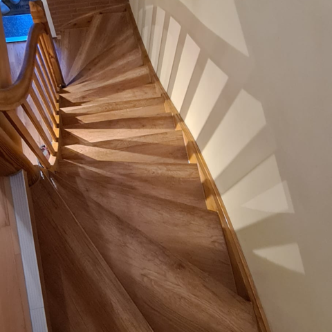 Treppenverkleidung in Eiche für modernen Stil.