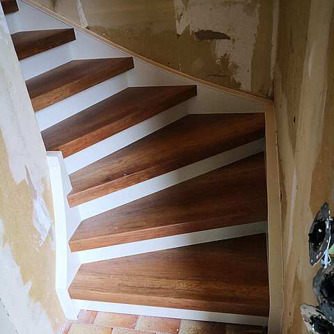 Renovierte Treppe: Neue, helle Verkleidung in heller Eiche mit einem dezenten Glanz.