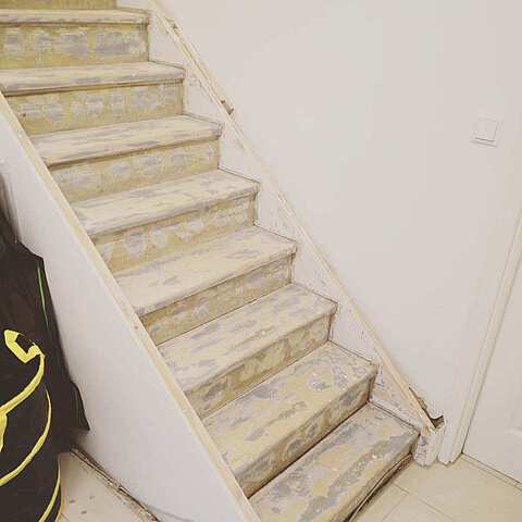Vorher Teppich auf der Treppe.